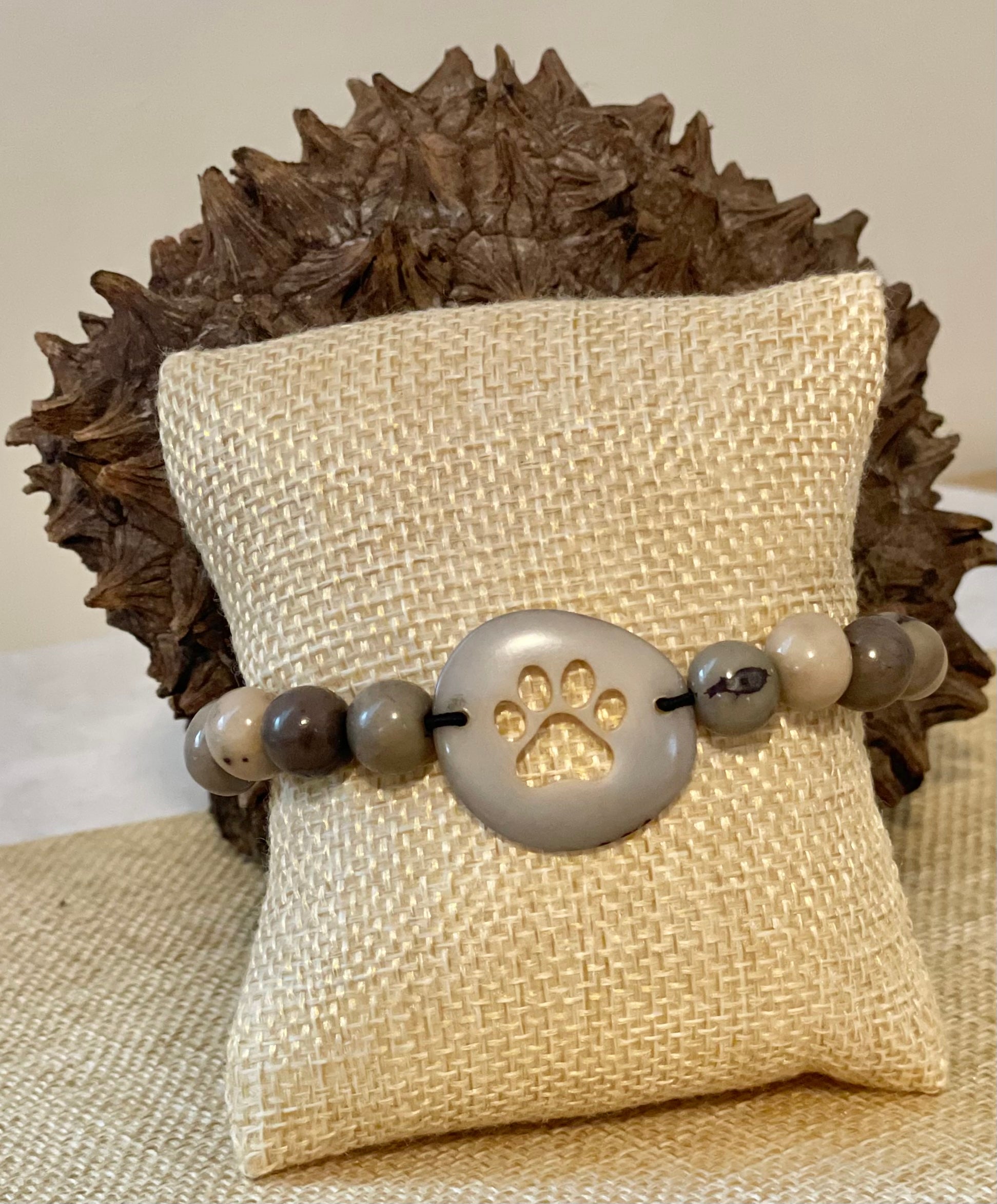 Light Gray Carved Paw Tagua Nut and Açaí Seeds Bracelet